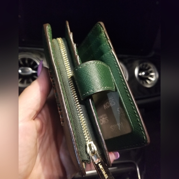 Michael kors Green Wallet - Picture 5 of 14